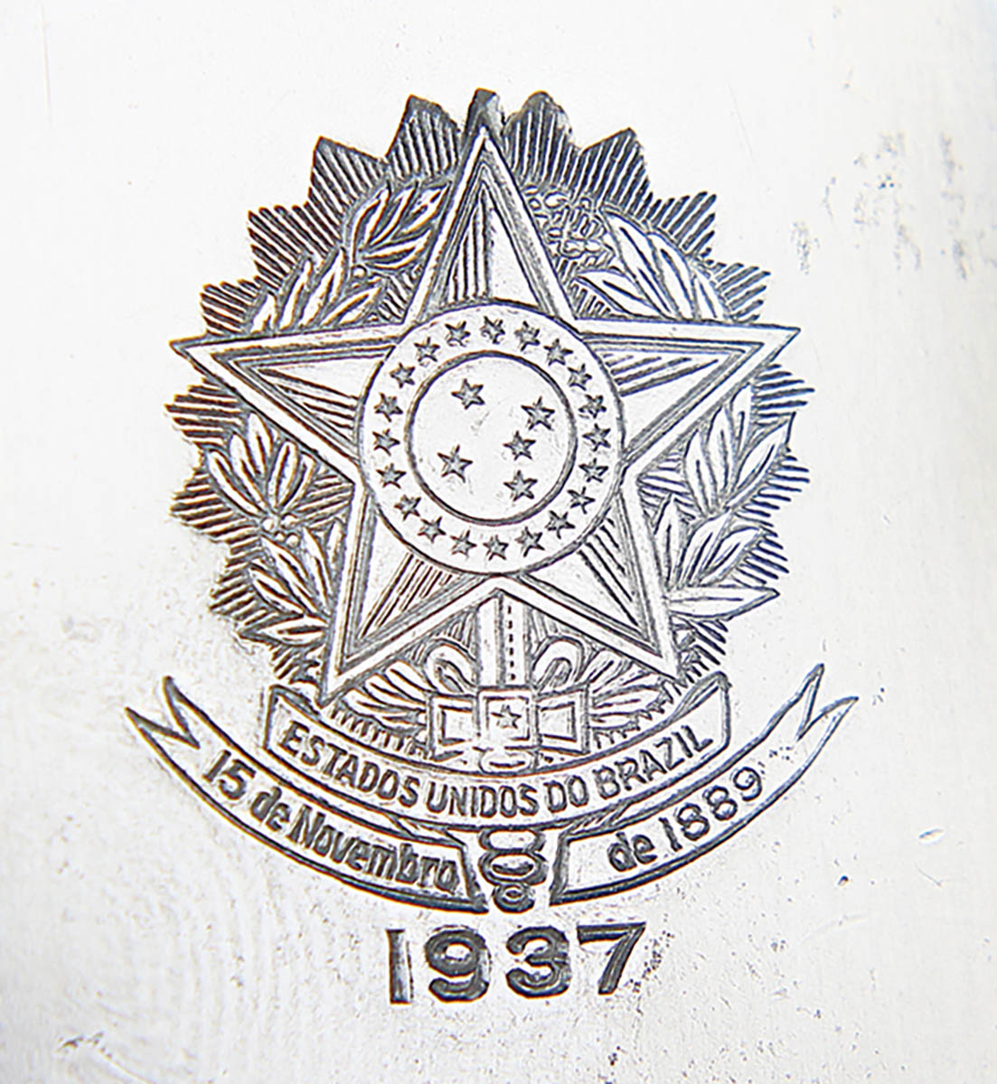 The Brazilian crest on the side plate immediately identifies the Brazilian contract revolvers, all built in the United States and shipped to Brazil in two batches of 1937 and 1946.